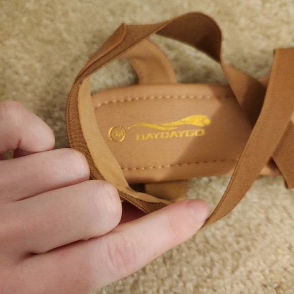 Womens Brown Tan Strappy Flat Sandals Size 9 Daydaygo - Picture 4 of 4